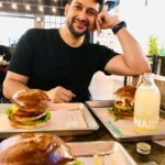 Aftab Shivdasani Instagram – My trainer said I could have a cheat day. 😁 
#burg #burger #burgest 🍔🌱
#plantbased #throwback London, Unιted Kingdom