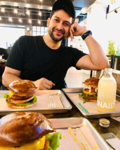 Aftab Shivdasani Instagram - My trainer said I could have a cheat day. 😁 
#burg #burger #burgest 🍔🌱
#plantbased #throwback