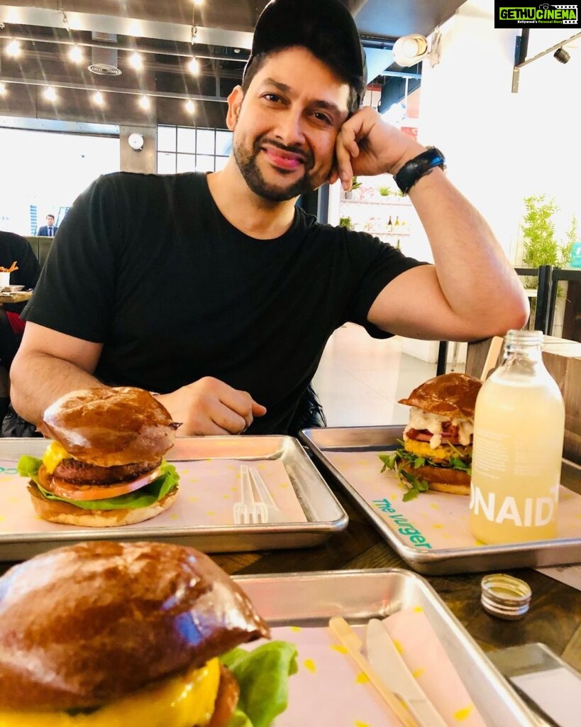 Aftab Shivdasani Instagram - My trainer said I could have a cheat day. 😁 #burg #burger #burgest 🍔🌱 #plantbased #throwback London, Unιted Kingdom