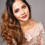 Aishwarya Dutta Instagram - I tried for the wrong … And now getting the best . 🦋🦋🦋🦋🦋 On camera - @en.nizharpadam Mua - @noormakeup_mehndi Wearing- @malgudi_designs