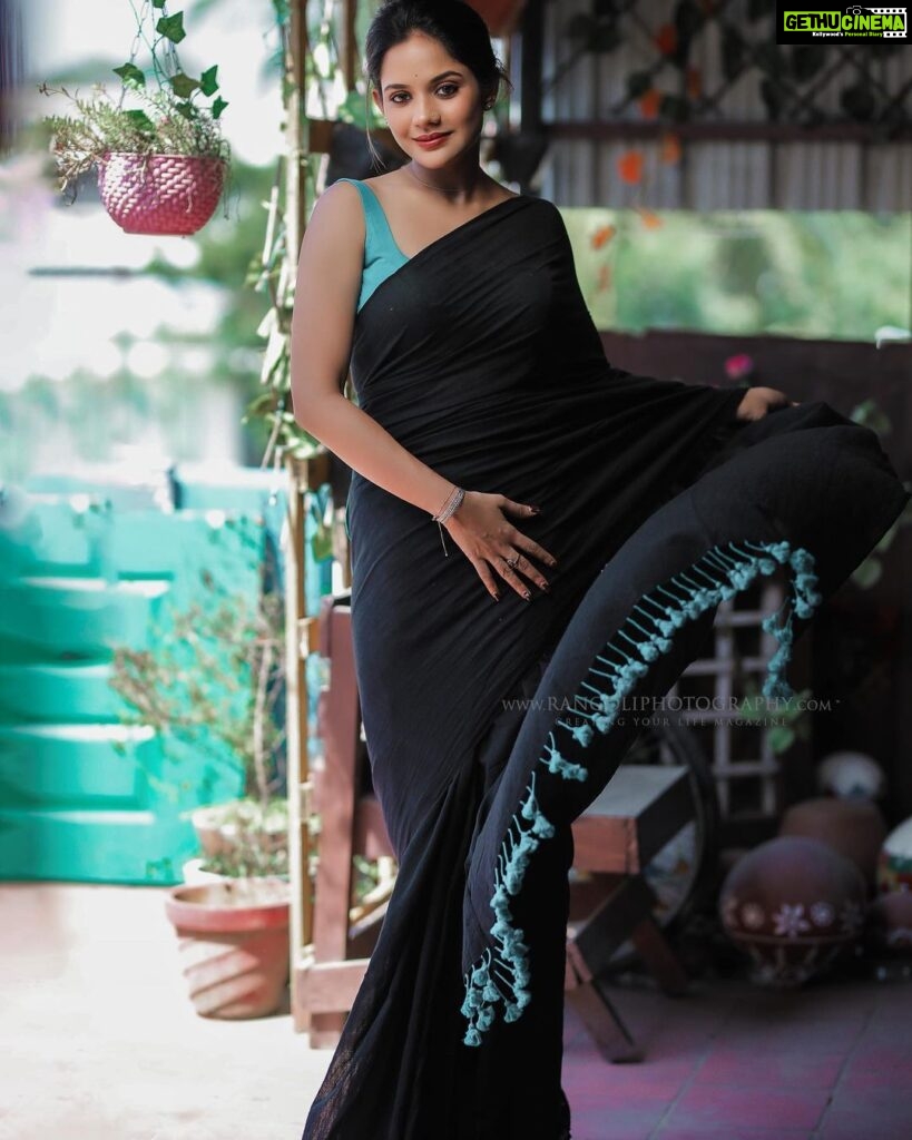 Aishwarya Dutta Instagram - Six yards of grace … Wearing- @sarina.theboutique Mua - @rithuzmakeupartistry On camera- @rangoli_photography