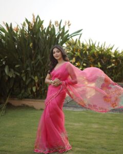 Aishwarya Lekshmi Instagram - Chola Tour | KOCHI 

Wearing @rajiramniq 
Styled by @stylebyami @garimagarg14 
Jewellery: @kishandasjewellery 
Footwear : @crimzonworld 
Hair : @soverpukhrambam 
Pictures: @yaami____