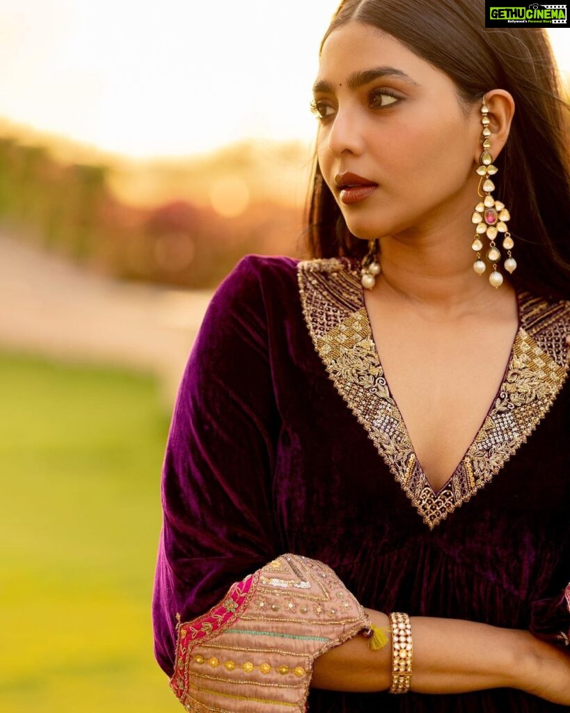 Aishwarya Lekshmi Instagram - 🍃 Chola Tour | Coimbatore Outfit details : @rajiramniq Jewellery : @kishandasjewellery Styling Team : @stylebyami @garimagarg14 Hair : @soverpukhrambam Pictures by : @kiransaphotography