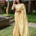 Aishwarya Lekshmi Instagram - ✨ Back to basics for meeting our beloved friends from Media . Extremely grateful for all the support you’ve given our film till date :) Outfit details : @anavila_m @amethystchennai Jewellery : @kishandasjewellery Hair : @soverpukhrambam Pictures: @kiransaphotography #PS2 #ponniyinselvan