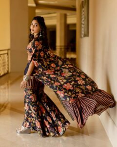 Aishwarya Lekshmi Instagram - 🖤

Outfit : @toraniofficial 

Styling : @stylebyami @garimagarg14 

Jewellery : @abhilasha_pret_jewelry 

Hair : @soverpukhrambam 

Pictures: @kiransaphotography