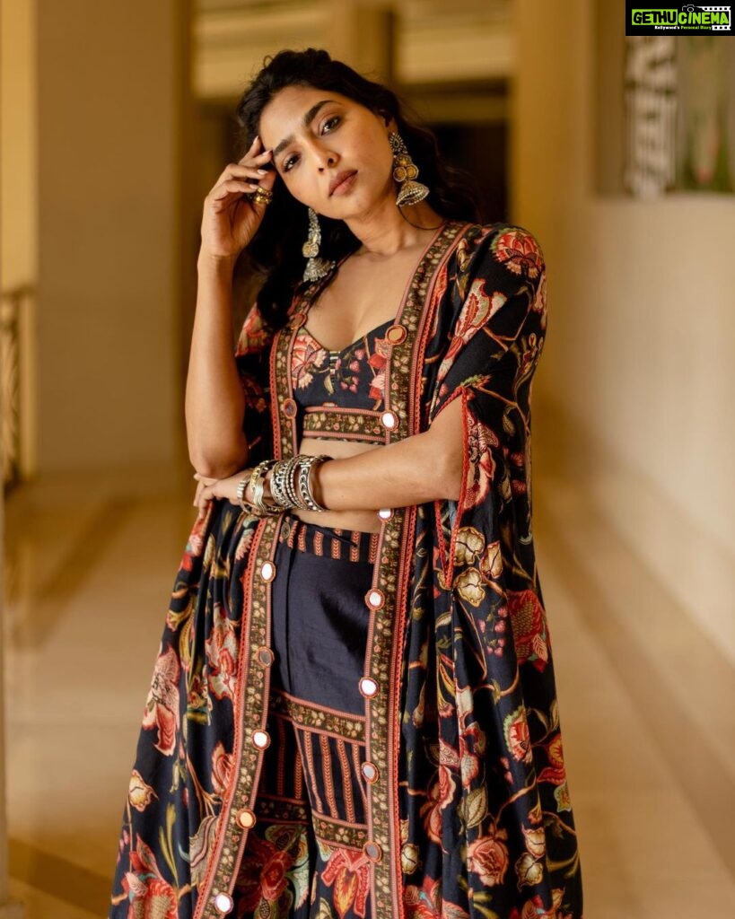 Aishwarya Lekshmi Instagram - 🖤 Outfit : @toraniofficial Styling : @stylebyami @garimagarg14 Jewellery : @abhilasha_pret_jewelry Hair : @soverpukhrambam Pictures: @kiransaphotography
