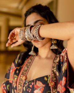 Aishwarya Lekshmi Instagram - 🖤 Outfit : @toraniofficial Styling : @stylebyami @garimagarg14 Jewellery : @abhilasha_pret_jewelry Hair : @soverpukhrambam Pictures: @kiransaphotography