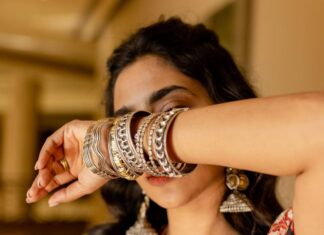 Aishwarya Lekshmi Instagram - 🖤 Outfit : @toraniofficial Styling : @stylebyami @garimagarg14 Jewellery : @abhilasha_pret_jewelry Hair : @soverpukhrambam Pictures: @kiransaphotography