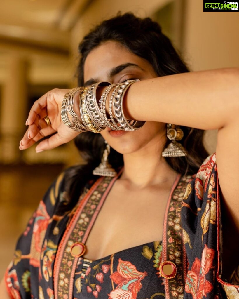 Aishwarya Lekshmi Instagram - 🖤 Outfit : @toraniofficial Styling : @stylebyami @garimagarg14 Jewellery : @abhilasha_pret_jewelry Hair : @soverpukhrambam Pictures: @kiransaphotography