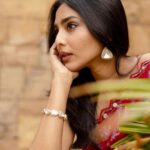 Aishwarya Lekshmi Instagram - मुम्बई ❤️ Saree : @punitbalanaofficial Jewels : @narayanjewels @amigos.rizwan Styling : @stylebyami @garimagarg14 Pictures : @kiransaphotography Hair : @soverpukhrambam