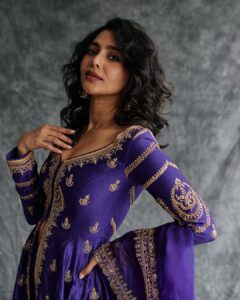 Aishwarya Lekshmi Instagram - Soaking in all the love you have been giving me ! 
Grateful , Humbled and very much in love with all of you as well. 

Your 🌸

Photographed by : @arifminhaz 
Outfit : @jigarmaliofficial 
Jewellery : @abhilasha_pret_jewelry 
Shoes : @crimzonworld 

Styling : @stylebyami @garimagarg14 

Hair by my amazing @soverpukhrambam