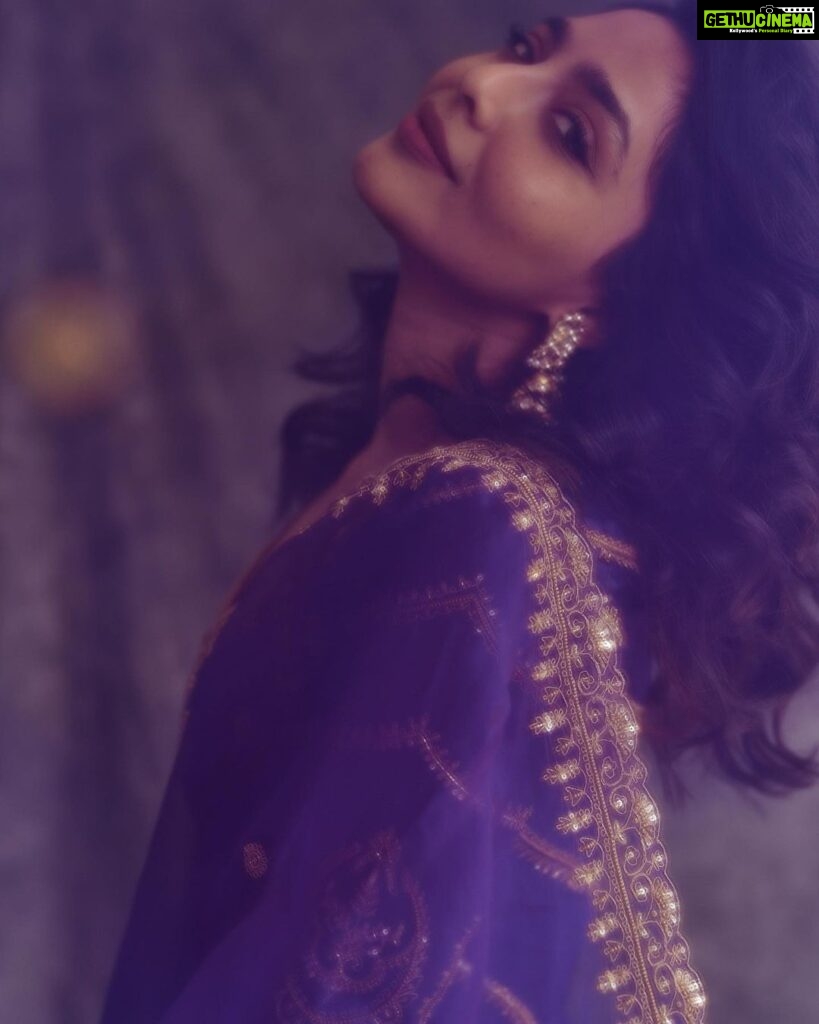 Aishwarya Lekshmi Instagram - Soaking in all the love you have been giving me ! Grateful , Humbled and very much in love with all of you as well. Your 🌸 Photographed by : @arifminhaz Outfit : @jigarmaliofficial Jewellery : @abhilasha_pret_jewelry Shoes : @crimzonworld Styling : @stylebyami @garimagarg14 Hair by my amazing @soverpukhrambam