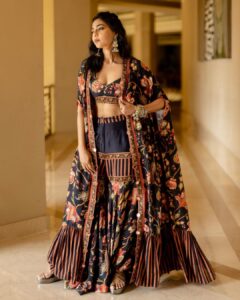 Aishwarya Lekshmi Instagram - 🖤

Outfit : @toraniofficial 

Styling : @stylebyami @garimagarg14 

Jewellery : @abhilasha_pret_jewelry 

Hair : @soverpukhrambam 

Pictures: @kiransaphotography