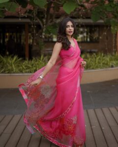 Aishwarya Lekshmi Instagram - Chola Tour | KOCHI 

Wearing @rajiramniq 
Styled by @stylebyami @garimagarg14 
Jewellery: @kishandasjewellery 
Footwear : @crimzonworld 
Hair : @soverpukhrambam 
Pictures: @yaami____