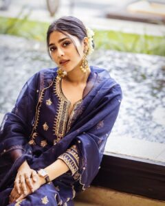 Aishwarya Lekshmi Instagram - Chola Tour comes to an end. 
Caught up in a whirlwind of emotions.

Our film is yours from tomorrow.
 See you all in theatres. 👋

Vetrivel Veeravel ⚔️

Outfit : @sureenachowdhri 
Styling : @stylebyami @garimagarg14 
Jewellery : @kishandasjewellery 

Pictures: @arunprasath_photography