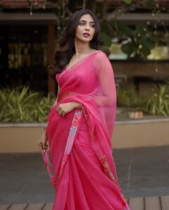 Aishwarya Lekshmi Instagram - Chola Tour | KOCHI 

Wearing @rajiramniq 
Styled by @stylebyami @garimagarg14 
Jewellery: @kishandasjewellery 
Footwear : @crimzonworld 
Hair : @soverpukhrambam 
Pictures: @yaami____