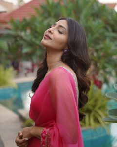 Aishwarya Lekshmi Instagram - Chola Tour | KOCHI 

Wearing @rajiramniq 
Styled by @stylebyami @garimagarg14 
Jewellery: @kishandasjewellery 
Footwear : @crimzonworld 
Hair : @soverpukhrambam 
Pictures: @yaami____