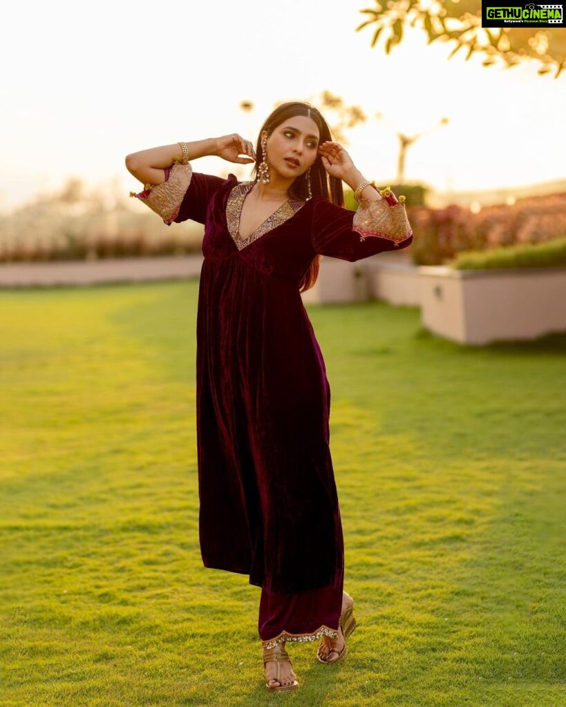 Aishwarya Lekshmi Instagram - 🍃 Chola Tour | Coimbatore Outfit details : @rajiramniq Jewellery : @kishandasjewellery Styling Team : @stylebyami @garimagarg14 Hair : @soverpukhrambam Pictures by : @kiransaphotography