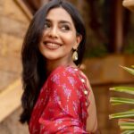 Aishwarya Lekshmi Instagram - मुम्बई ❤️ Saree : @punitbalanaofficial Jewels : @narayanjewels @amigos.rizwan Styling : @stylebyami @garimagarg14 Pictures : @kiransaphotography Hair : @soverpukhrambam