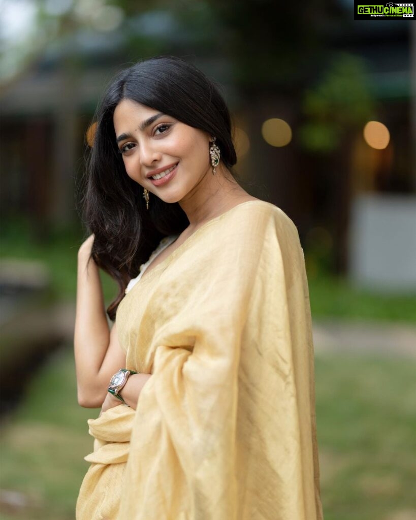 Aishwarya Lekshmi Instagram - ✨ Back to basics for meeting our beloved friends from Media . Extremely grateful for all the support you’ve given our film till date :) Outfit details : @anavila_m @amethystchennai Jewellery : @kishandasjewellery Hair : @soverpukhrambam Pictures: @kiransaphotography #PS2 #ponniyinselvan
