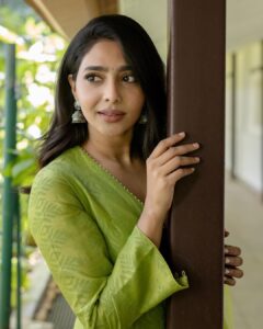 Aishwarya Lekshmi Instagram - Press Day Chennai 💚

Outfit : @devnaagri 
Styling : @stylebyami @garimagarg14 
Jewellery: @kishandasjewellery 
Footwear : @crimzonworld 
Hair : @soverpukhrambam 
Pictures by : @kiransaphotography