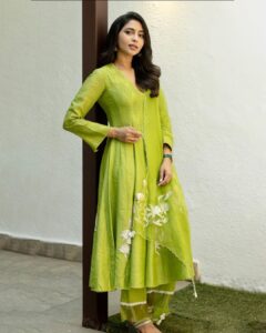 Aishwarya Lekshmi Instagram - Press Day Chennai 💚

Outfit : @devnaagri 
Styling : @stylebyami @garimagarg14 
Jewellery: @kishandasjewellery 
Footwear : @crimzonworld 
Hair : @soverpukhrambam 
Pictures by : @kiransaphotography