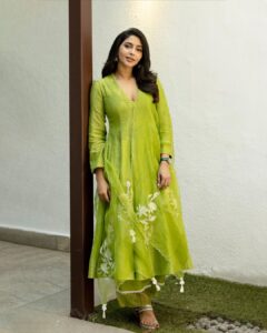 Aishwarya Lekshmi Instagram - Press Day Chennai 💚

Outfit : @devnaagri 
Styling : @stylebyami @garimagarg14 
Jewellery: @kishandasjewellery 
Footwear : @crimzonworld 
Hair : @soverpukhrambam 
Pictures by : @kiransaphotography