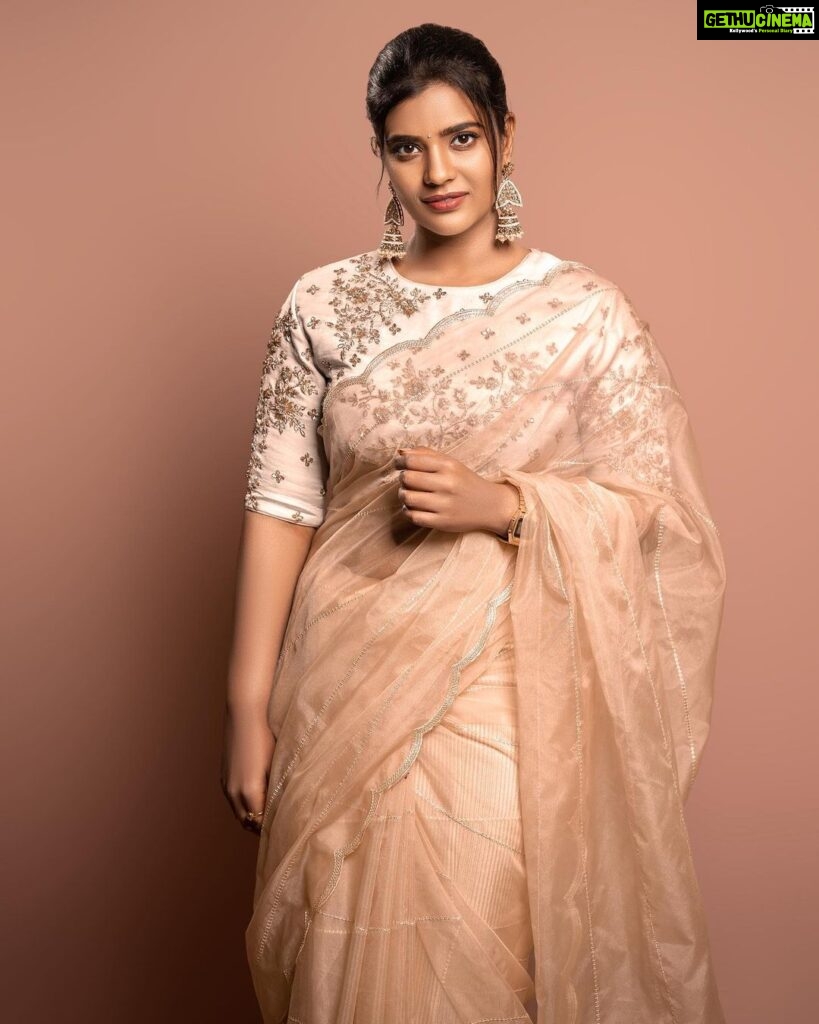 Aishwarya Rajesh Instagram - Do not feel lonely , the entire universe is inside you . Wearing @thorkal_couture_official Makeup @ananthmakeup Photography @murlee_photography Hairstylish @m_a_h_i_hairdo