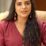 Aishwarya Rajesh Instagram - I had heard so much about @thetribeconcepts 24K Kumkumadi Thailam and I’m glad that I decided to give it a try. It gives my skin an amazing natural glow. This facial oil contains saffron which has helped to reduced pigmentation around my mouth and eye area. Definitely try out this product and see the changes https://thetribeconcepts.com/?ref=3BgDIghY #TheTribeConcepts #AyurvedicSkincare #NaturalAlternatives