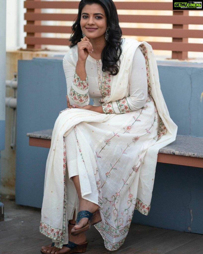 Aishwarya Rajesh Instagram - Believe in yourself . You are enough ❤️❤️ Outfit @rehanabasheerofficial Makup @ananthmakeup Hair @sharmilahairstylist Photography @cyril_eanastein