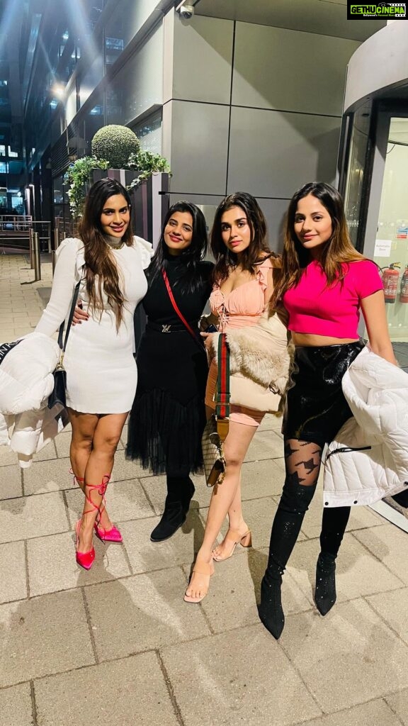 Aishwarya Rajesh Instagram - Dance Dance Dance 💃 One hell of a trip 😍 #LondonDaries #Mygirlgang @samyuktha_shan @aishwarya4547 @meenakshigovindharajan_