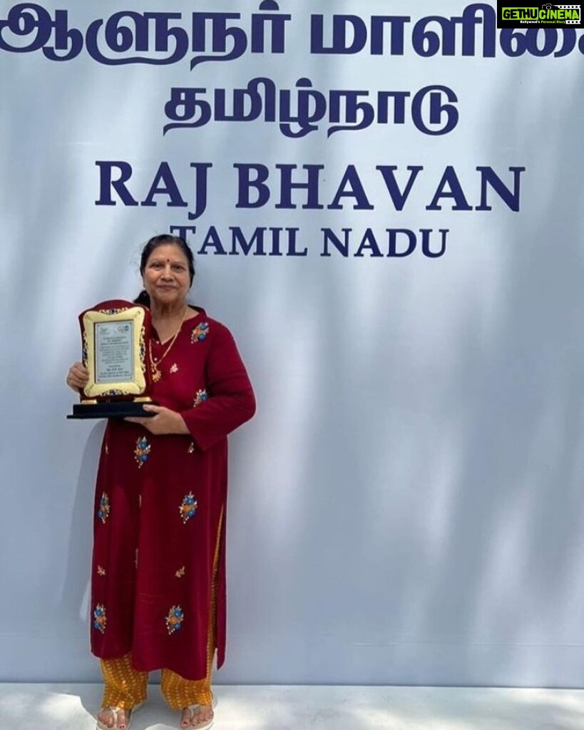 Aishwarya Rajesh Instagram - As a daughter, this will be a moment that I will cherish for life! This memento, which was presented to my mother #Nagamani as a recognition of her sacrifice and her contribution in bringing out my excellence in acting, by none other than the honourable Tamil Nadu Governor RN Ravi on the occasion of Mothers' Day today at the @rajbhavan_tn will be among my most treasured trophies! I wholeheartedly thank the honourable governor for this recognition!