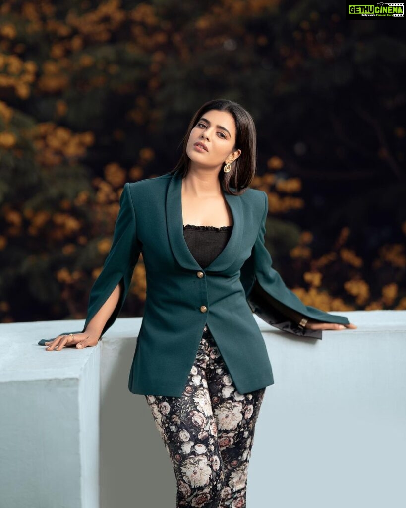 Aishwarya Rajesh Instagram - Beautifully captured by @murlee_photography Wearing this classy outfit @studio149 Make up @ananthmakeup Hairstyle #Mahi