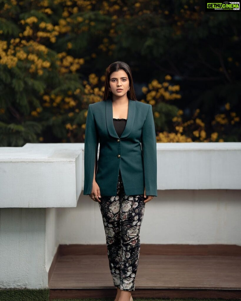 Aishwarya Rajesh Instagram - Beautifully captured by @murlee_photography Wearing this classy outfit @studio149 Make up @ananthmakeup Hairstyle #Mahi