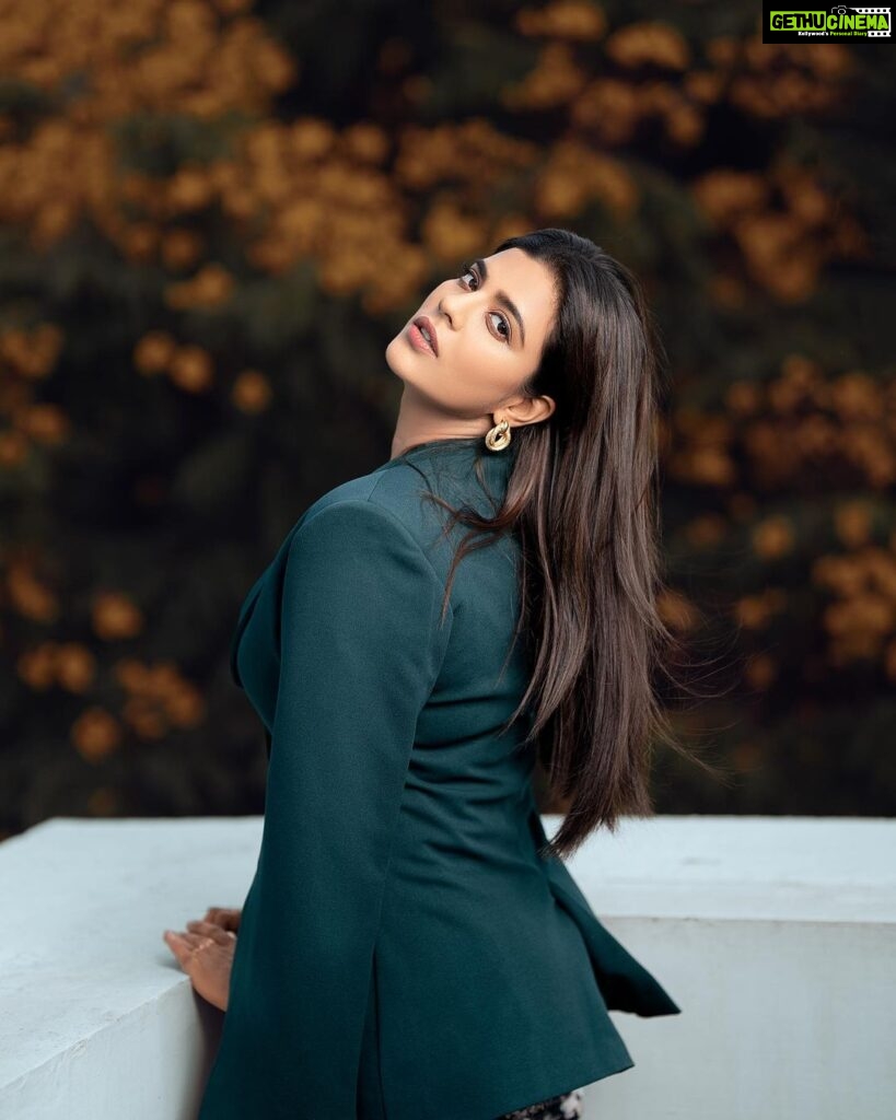 Aishwarya Rajesh Instagram - Beautifully captured by @murlee_photography Wearing this classy outfit @studio149 Make up @ananthmakeup Hairstyle #Mahi