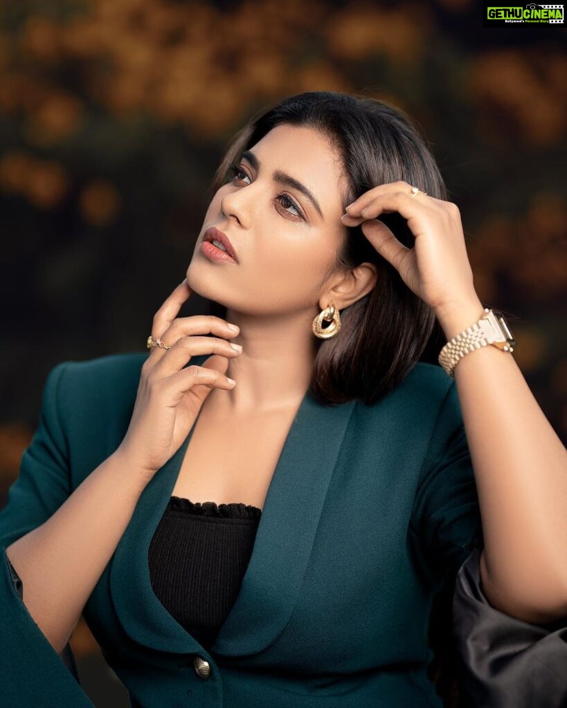 Aishwarya Rajesh Instagram - Beautifully captured by @murlee_photography Wearing this classy outfit @studio149 Make up @ananthmakeup Hairstyle #Mahi