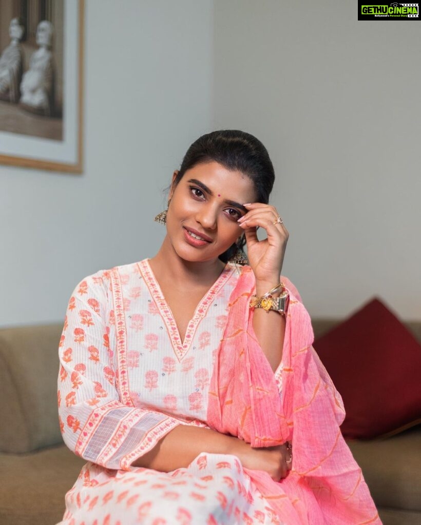 Aishwarya Rajesh Instagram - Wearing this elegant outfit @themadrasboutique Photography @crackjackphotography Makeup @ananthmakeup Hairstyle @m_a_h_i_hairdo