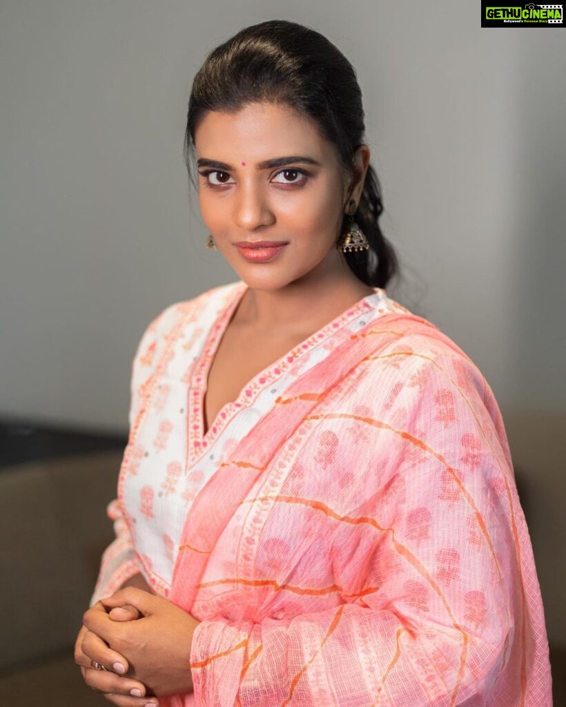 Aishwarya Rajesh Instagram - Wearing this elegant outfit @themadrasboutique Photography @crackjackphotography Makeup @ananthmakeup Hairstyle @m_a_h_i_hairdo