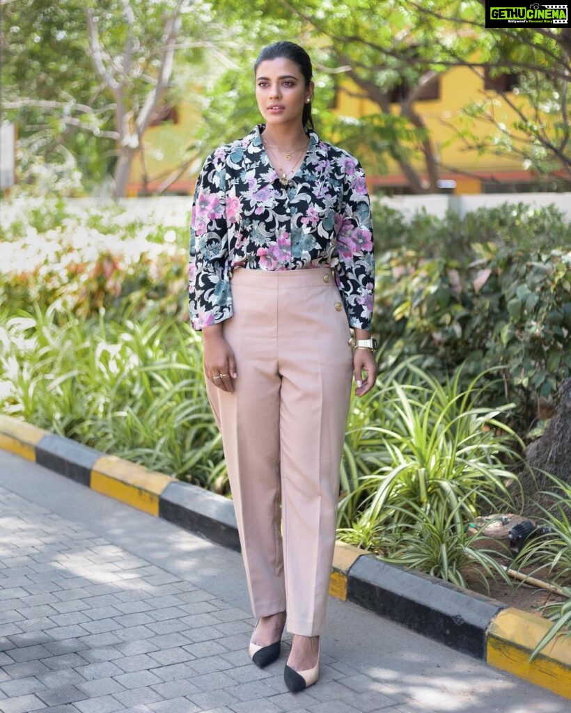Aishwarya Rajesh Instagram - Gng casual for #soppanasundariPromotions Clicked @crackjackphotography Makeup @ananthmakeup Hairstyle #Mahi