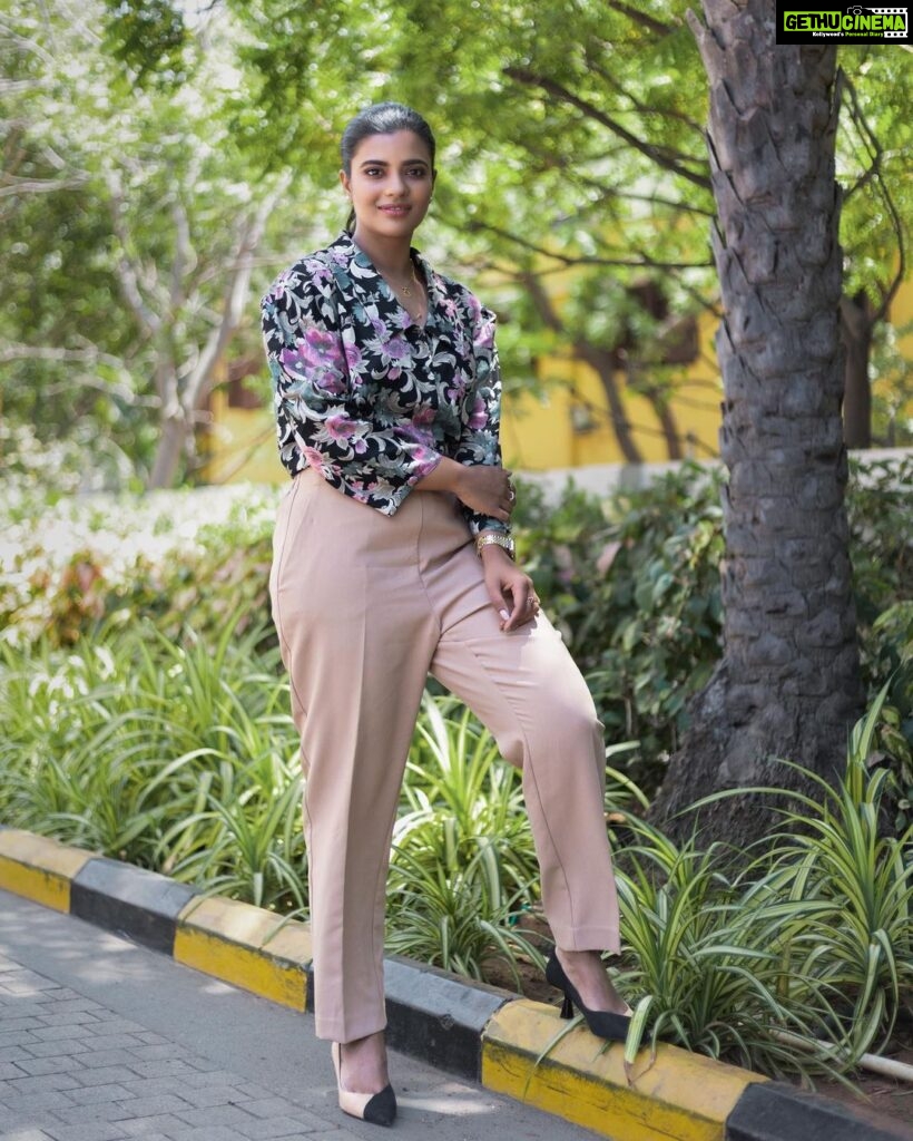 Aishwarya Rajesh Instagram - Gng casual for #soppanasundariPromotions Clicked @crackjackphotography Makeup @ananthmakeup Hairstyle #Mahi