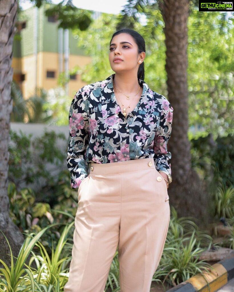 Aishwarya Rajesh Instagram - Gng casual for #soppanasundariPromotions Clicked @crackjackphotography Makeup @ananthmakeup Hairstyle #Mahi