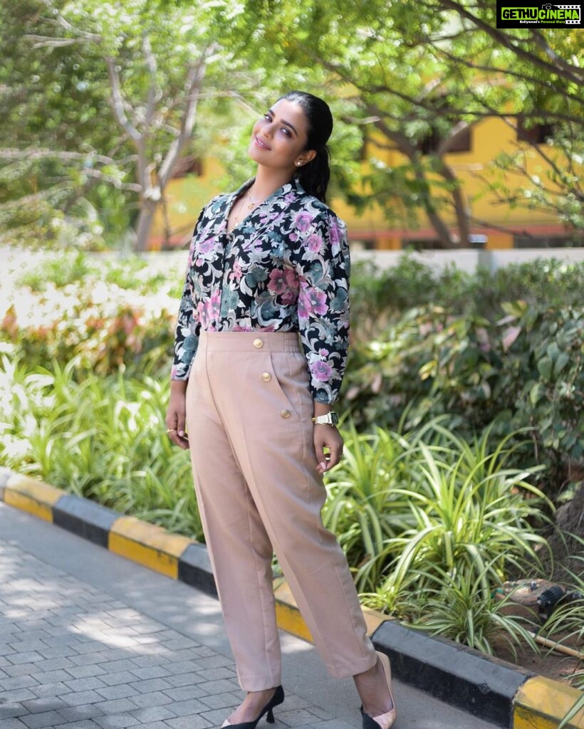 Aishwarya Rajesh Instagram - Gng casual for #soppanasundariPromotions Clicked @crackjackphotography Makeup @ananthmakeup Hairstyle #Mahi