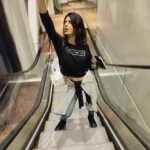 Aishwarya Sakhuja Instagram - Chal udiye #travelling #travelshots #coupletravel #roash #rohitnag #aishwaryasakhuja #coupletravel #couplegoals #chaludiye #phirseuddchala Mumbai CSIA Terminal T2