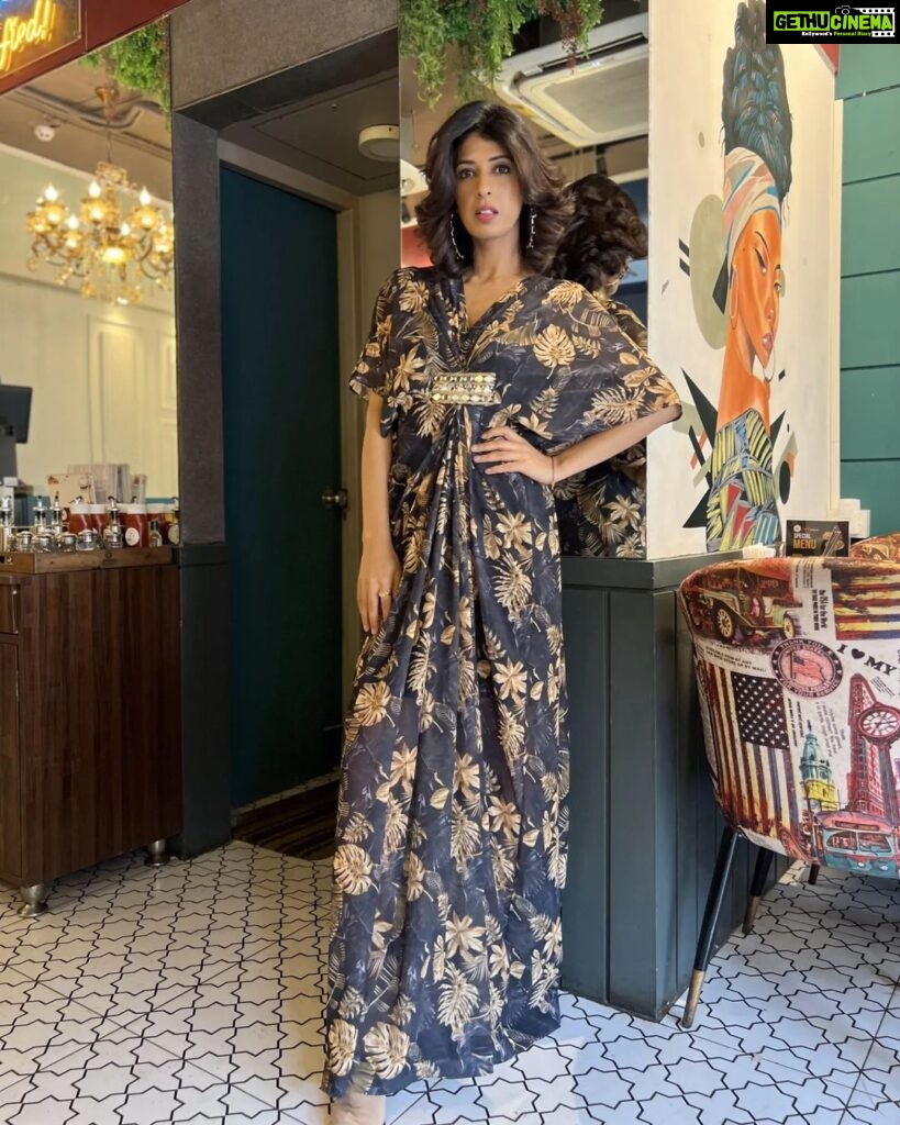 Aishwarya Sakhuja Instagram - I never fit in, never wanted to, never will. I do what my heart says! 💯 . . 📍: @official360degrees 👗: @aombray 💇‍♀️: @s.khadtare . . #ootd #photooftheday #fyp #fashionista #fashiongram #saturday #weekend #weekendvibes #instamood #instagood #instadaily #aishwaryasakhuja