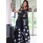 Aishwarya Sakhuja Instagram - Wishing all of you a very Happy Makar Sankranti! May you get the strength to give wings to your dreams and your lives be filled with vibrant colors of happiness, success and good health just like bright kites in the sky ✨ . . #makarsankranti #makarsankranti2023 #festivevibes #festival #blacksaree #goodtimes #goodvibes #aishwaryasakhuja