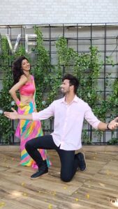 Aishwarya Sakhuja Instagram - Not grooving to 2000's music is impossible 🎶 @pranjaldatta_ . . 📍: @trunksandleaves . . #internationaldanceday #dilbara #dance #groove #sway #dancereels #reels #reelsinstagram #aishwaryasakhuja #pranjaldatta