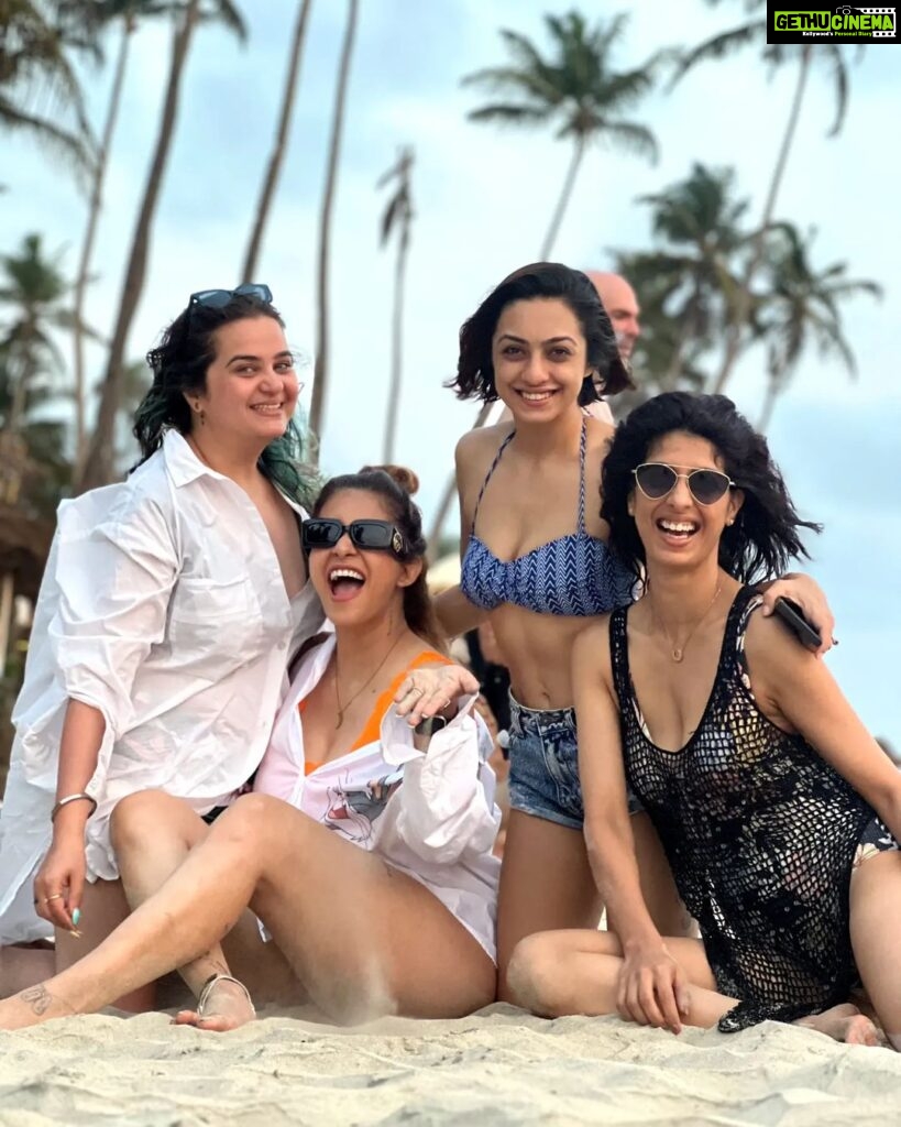 Aishwarya Sakhuja Instagram - Girls can't pose for a long time 😂 (swipe right to see the proof) PS- Guess what made us laugh so hard there . . #friends #girlgang #throwback #throwbackthursday #trip #goa #goadiaries #aishwaryasakhuja