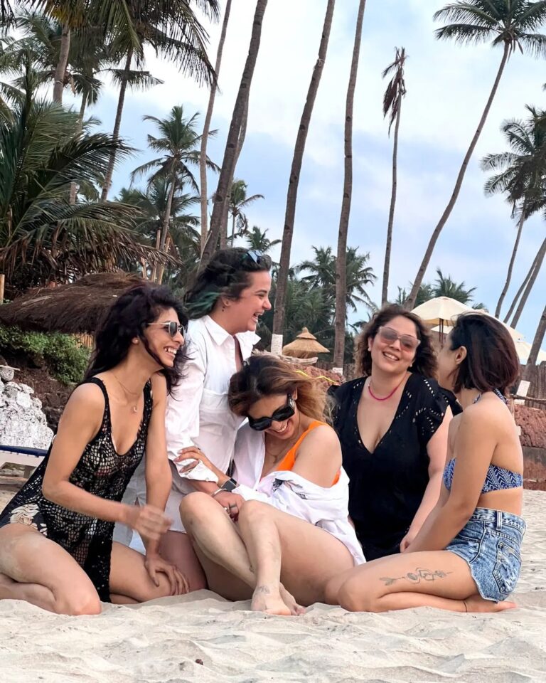 Aishwarya Sakhuja Instagram - Girls can't pose for a long time 😂 (swipe right to see the proof) PS- Guess what made us laugh so hard there . . #friends #girlgang #throwback #throwbackthursday #trip #goa #goadiaries #aishwaryasakhuja