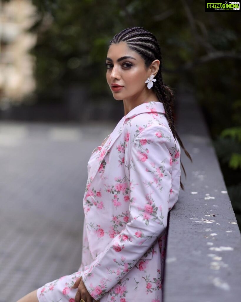 Akanksha Puri Instagram - Fit and Fabulous 😎❤️ . . #instagood #goodmorning #ootd #morningpost #picoftheday #photooftheday #fashion #style #lifestyle #love #happy #beingme #akankshapuri #❤️ . . Pic credit @lsd.photography.official Blazer set by - @papzclothing Jewel by - @anantayabymani Styled by - @styleitupwithraavi