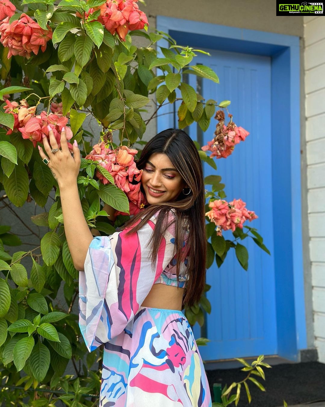 Akanksha Puri Instagram - Blossom like a flower 🌸 . . #happymonday #goodvibes #instagood #instagram #picoftheday #travel #travelphotography #life #lifestyle #fitness #beingme #akankshapuri #❤️